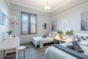 Spacious Quadruple Room - Nearby Station and Park - Close to Chinatown - Shared Bathroom, Sydney
